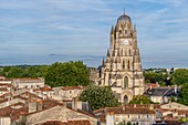 Frankreich, Charente Maritime, Saintonge, Saintes, Kathedrale Saint Pierre mit Blick auf die Stadt