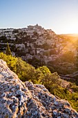 Frankreich, Vaucluse, regionales Naturschutzgebiet von Lubéron, Gordes, zertifizierte die schönsten Dörfer Frankreichs, das auf einem Felsvorsprung thront