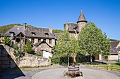Frankreich, Aveyron, Sainte Eulalie d'Olt, zertifizierten die schönsten Dörfer Frankreichs, das Schloss der Kuriere aus dem 15. Jahrhundert