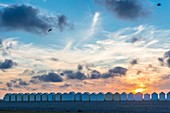 Frankreich, Somme, Cayeux-sur-Mer, Sonnenuntergang auf der Promenade, gesäumt von 400 farbenfrohen Hütten und 2 km Länge