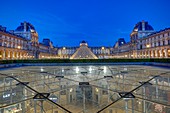 Frankreich, Paris, von der UNESCO zum Weltkulturerbe gehörendes Gebiet, Louvre-Museum, umgekehrte Pyramide und Pyramide des Architekten IM Pei