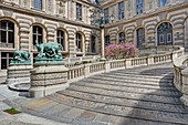 Frankreich, Paris, von der UNESCO zum Weltkulturerbe gehörendes Gebiet, Louvre-Museum, Lefuel-Innenhof, entworfen vom Architekten Lefuel unter der Leitung von Napoléon III. Die Pferderampe ist von der Hufeisentreppe des Fontainebleau-Palastes inspiriert