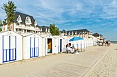 Frankreich, Somme, Baie de Somme, Le Crotoy, Strandkabinen entlang der Promenade Jules-Noiret