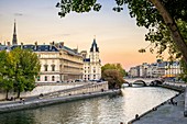 Frankreich, Paris, die Ufer der Seine, die von der UNESCO zum Weltkulturerbe erklärt wurden, das Gerichtsgebäude an der Ile de la Cité und die Saint-Michel-Brücke