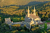Frankreich, Bouches du Rhone, La Montagnette, Tarascon, Abbaye Saint Michel de Frigolet (12. Jahrhundert) (Luftaufnahme)