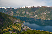 Blick auf Aurland im Aurlandsfjorden, Sogn og Fjordane, Norwegen, Europa 