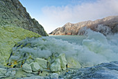 Schwefelquellen am Kratersee des Gunung Ijen im Osten von Java, Indonesien, Südostasien, Asien