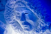 Frankreich, Savoie, Tarentaise-Tal, Vanoise-Massiv, Skigebiet Arcs 2000, Porträt, Detail einer traditionellen Inuit-Fischerszene in der Schneewand der Iglu-Dorf-Skulpturengalerie, während der Wintersaison 2017-2018