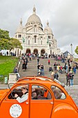 Frankreich, Paris, Montmartre, ein 2CV vor dem Sacre Cœur