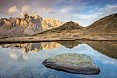 Frankreich, Hautes Alpes, Nevache, Claree-Tal, Long Lake (2387 m) mit dem Cerces-Massiv (3093 m) und dem Main de Crepin im Hintergrund