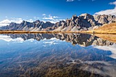 Frankreich, Hautes Alpes, Nevache, Claree-Tal, Spiegelbild des Cerif-Massivs (3093 m) an einem unbenannten See zwischen den Seen Long und Round, rechts die Enden der Hand des Crepin (2942 m)