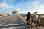 Frankreich, Manche, Bucht von Mont Saint Michel, von der UNESCO zum Weltkulturerbe erklärt, Fußgängerbrücke von Architekt Dietmar Feichtinger und Mont Saint Michel