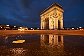 Frankreich, Paris, Paris, der Triumphbogen, der sich nachts in einem Wasserteich spiegelt