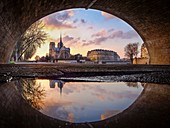 Frankreich, Paris, Paris, von der UNESCO zum Weltkulturerbe gehörendes Gebiet, Reflexion von Notre Dame unter einer Brücke