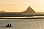 Frankreich, Manche, Bucht des Mont Saint Michel, von der UNESCO zum Weltkulturerbe erklärt, Sonnenuntergang über dem Mont Saint Michel bei Flut