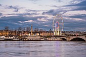 Frankreich, Paris, die von der UNESCO zum Weltkulturerbe gehörenden Ufer der Seine, die Flut der Seine (Januar 2018), Riesenrad und Obelisk am Concorde-Platz und die Concorde-Brücke