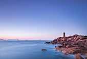 Frankreich, Cotes d'Armor, Perros Guirec, der Leuchtturm von Ploumanac'h oder Leuchtturm Mean Ruz und die Küste von Granit Rose bei Sonnenuntergang