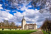 Frankreich, Côte-d'Or, Talmay, die Burg von Talmay ist eine klassische Burg aus dem 18. Jahrhundert, die von einem quadratischen Turm aus dem 13. Jahrhundert getragen wird