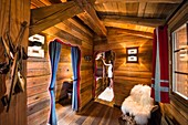 Frankreich, Sarthe, La Fleche, La Fleche Zoo, Ungewöhnliche Familienunterkunft in der Arctic Lodge für eine intime Begegnung mit Eisbären (Ursus maritimus), hier das Badezimmer und das Kinderzimmer