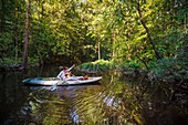 Frankreich, Französisch-Guayana, Kourou, Wapa Lodge, Familienurlaub am Kwi River, Nebenfluss des Kourou River, im tropischen Unterholz