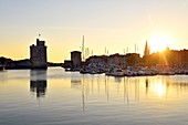 Frankreich, Charente-Maritime, La Rochelle, der Vieux-Hafen (alter Hafen) mit dem Nicolas-Turm, dem Kettenturm und der Tour de la Lanterne (Laternenturm)