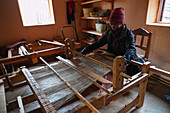 Seidenweber bei der Arbeit, Soatanana, Provinz Fianarantsoa, Region Ihorombe, Süd-Madagaskar, Afrika