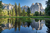 Kathedrale Felsen reflektiert in Flutbecken, Yosemite Valley, UNESCO-Weltkulturerbe, Kalifornien, Vereinigte Staaten von Amerika, Nordamerika