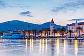 Trogir Hafen in der Abenddämmerung, Trogir, Kroatien, Europa