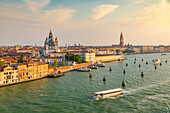 Ansicht von Venedig vom Kreuzfahrtschiff bei Tagesanbruch, Venedig, UNESCO-Weltkulturerbe, Venetien, Italien, Europa