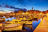 Blick auf den Hafen und die Altstadt mit der Kathedrale St. Euphemia in der Abenddämmerung, Rovinj, Istrien, Kroatien, Adria, Europa