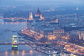 Das ungarische Parlamentsgebäude und die Kettenbrücke über die Donau, UNESCO-Weltkulturerbe, Budapest, Ungarn, Europa