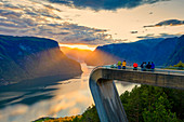 Menschen, die Sonnenuntergang vom Stegastein-Gesichtspunkt, Luftbild, Aurlandsfjord, Sogn og Fjordane Grafschaft, Norwegen, Skandinavien, Europa bewundern