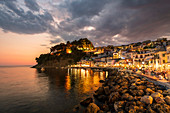 Abendansicht von Parga Castle und Resort, Preveza, Griechenland, Europa