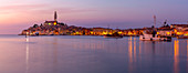 Blick auf den Hafen und die Altstadt mit der Kathedrale St. Euphemia in der Abenddämmerung, Rovinj, Istrien, Kroatien, Adria, Europa