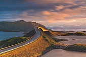 Sonnenuntergang über Storseisundet Brücke, Atlantikstraße, mehr og Romsdal Grafschaft, Norwegen, Skandinavien, Europa