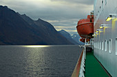 Hurtigruten im Hjoerundfjorden bei Alesund, Moere og Romsdal, Norwegen, Europa