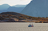 Berglandschaft mit Fischerboot im Schärengarten vor Oernes, Provinz Nordland, Distrikt Salten, Küste von Helgeland, Norwegen, Europa