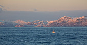 Fischerboot im Söröysundet bei Hammerfest bei Sonnenaufgang, Provinz Finnmark, Vest-Finnmark, Norwegen, Europa