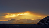 Dramatisches Licht im Porsangen bei Honningsvag, Insel Mageröya, Provinz Finnmark, Norwegen, Europa