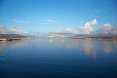 Blick auf Sortland Brücke am Sortlandsundet, Langoeya, Hinnoeya, Vesteralen, Provinz Nordland, Norwegen, Europa