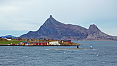 Insel Indre Kvaröy und Berg Hestmona, Indre Kvaroey, Nordland, Norwegen, Europa