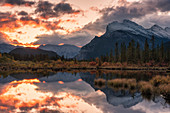 Sonnenaufgang und Gewitterwolken an Vermillion Lakes mit Mount Rundle im Herbst, Banff-Nationalpark, UNESCO-Weltkulturerbe, Alberta, Rocky Mountains, Kanada, Nordamerika