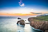 Dramatischer Himmel bei Sonnenuntergang mit Enys Dodnan und den bewaffneten Ritter-Felsformationen am Lands End, Cornwall, England, Vereinigtes Königreich, Europa