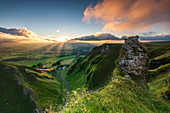 Sonnenaufgang über Edale Valley von Winnats Pass, Hope Valley, Peak District, Derbyshire, England, Vereinigtes Königreich, Europa