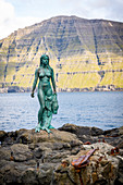 Von Hans Pauli Olsen geschaffene Bronzestatue der Siegelfrau, nach dem Volksmärchen, in dem die Ortschaft Mikladalur verflucht wurde, Mikladalur, Kalsoy, Färöer Inseln, Dänemark