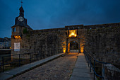 Nachts am äußeren Tor zur Ville Close, Concarneau, Bretagne, Frankreich