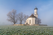 St. Andreas im November Morgennebel, Etting, Polling, Oberbayern, Bayern, Deutschland