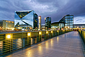 Cube Berlin, modernes Bürogebäude am Washingtonplatz nähe Hauptbahnhof, Glasfassade, Gustav-Heinemann-Brücke, Berlin, Deutschland