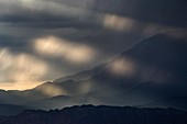 Stürmischer Himmel zieht durch die Landschaft Süd-Utahs und erzeugt bei Sonnenuntergang Sonnenstrahlen