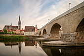 UNESCO Weltkulturerbe „Altstadt von Regensburg mit Stadtamhof“, Alte Donaubrücke über die Donau, Blick zum Regensburger Dom, Oberpfalz, Bayern, Deutschland
